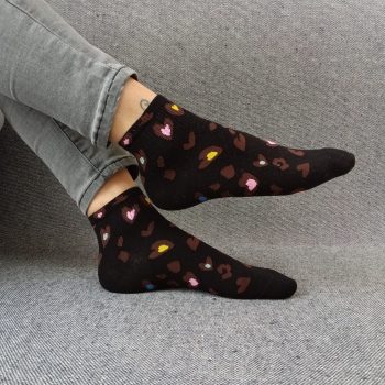 Paire de chaussettes noires en coton à motis coeurs colorés