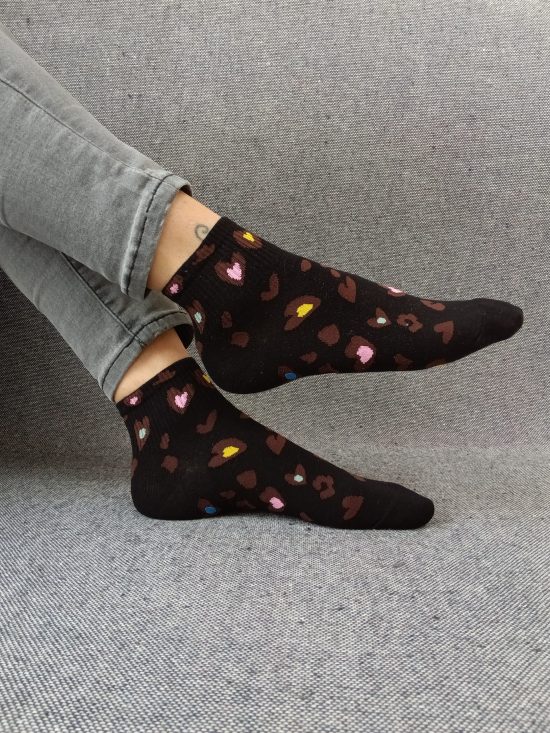 Paire de chaussettes noires en coton à motis coeurs colorés