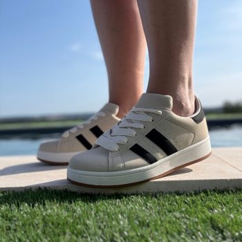Chaussures baskets basses beige sable avec bandes noires style campus