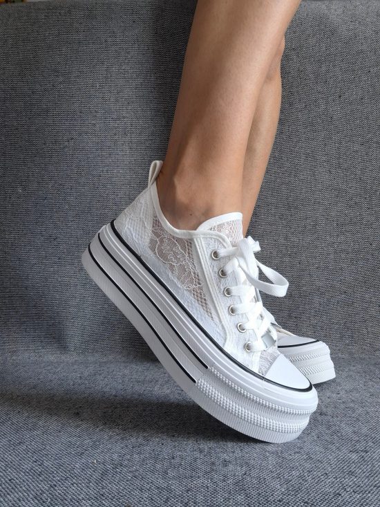 Chaussures baskets basses compensées dentelle fine blanche style converse