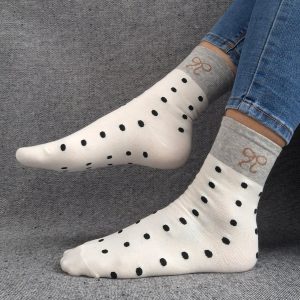 Paire de chaussettes beige en coton à pois noir avec bordure grise et motif nœud marron