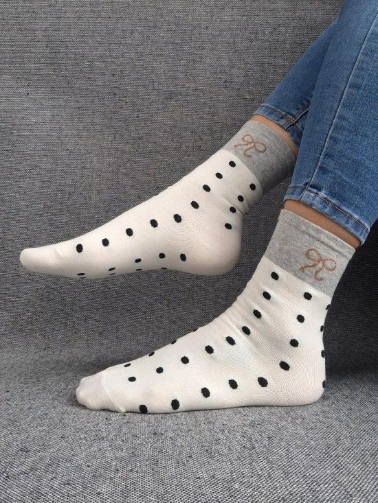 Paire de chaussettes beige en coton à pois noir avec bordure grise et motif nœud marron