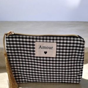 Pochette en tissu noir et blanc motifs vichy à carreaux “Amour”