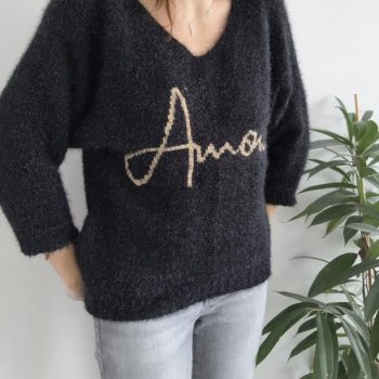 Pull en maille noir avec inscription beige « Amour » taille unique