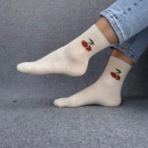 Paire de chaussettes blanches en coton à motif cerises
