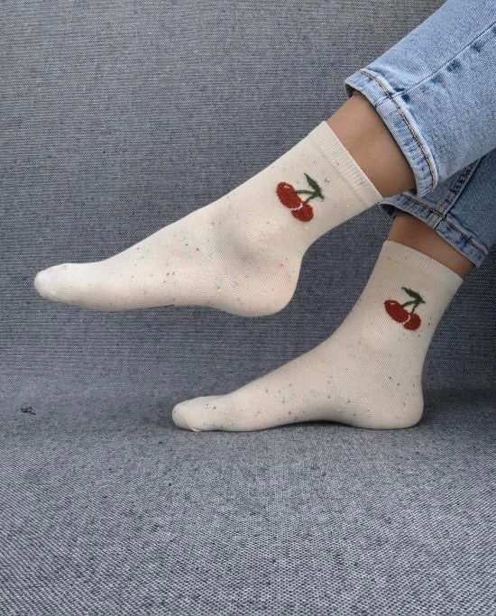 Paire de chaussettes blanches en coton à motif cerises