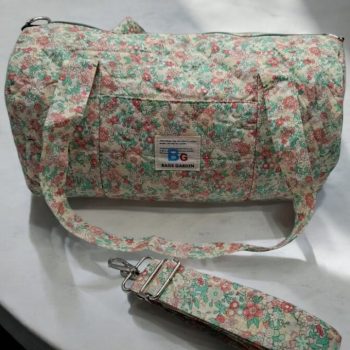 Sac polochon en coton matelassé motifs à fleurs vert d’eau