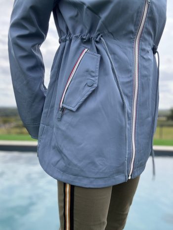 New Lolo - Manteau mi long deperlant léger bleu clair capuche intérieur marin rayé bleu clair blanc - Curvy – Image 3