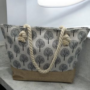 Sac à main de plage porté à l’épaule blanc motifs arbres
