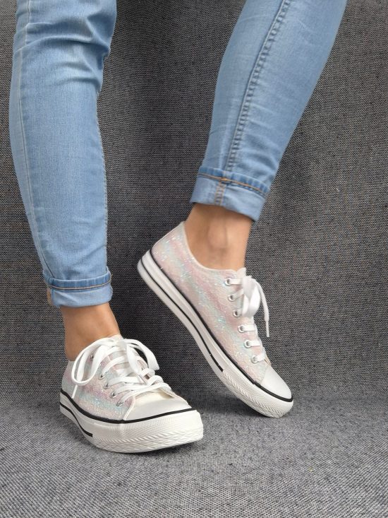 Chaussures baskets basses en tissu dentelé avec reflets irisés multicolores style converse