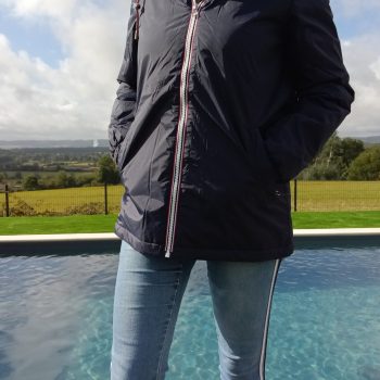 Laura Jo - Imperméable mi long doublé en fausse fourrure cordon tricolore couleur bleu marine