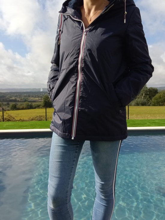 Laura Jo - Imperméable mi long doublé en fausse fourrure cordon tricolore couleur bleu marine