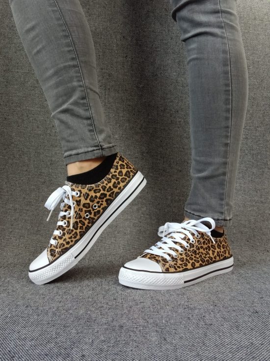 Chaussures baskets basses tissu léopard style converse