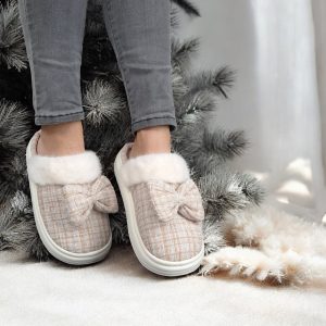 Chaussons fourrés beige et blanc en tissu à carreaux avec noeud