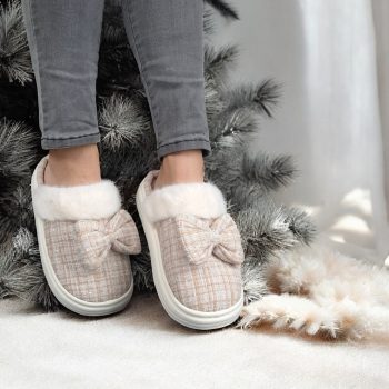 Chaussons fourrés beige et blanc en tissu à carreaux avec noeud