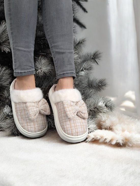 Chaussons fourrés beige et blanc en tissu à carreaux avec noeud