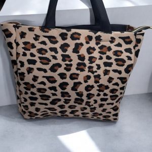 Sac à main type tote bag effet toile de jute motif léopard camel