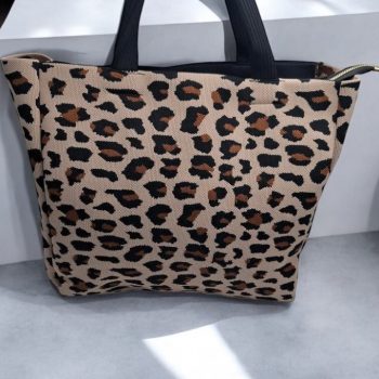 Sac à main type tote bag effet toile de jute motif léopard camel