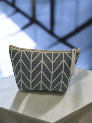 Trousse en coton motif géométrique blanc sur fond gris – Image 4