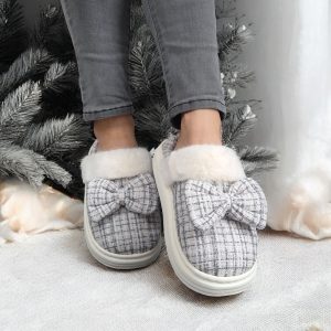 Chaussons fourrés bleu et blanc en tissu à carreaux avec noeud