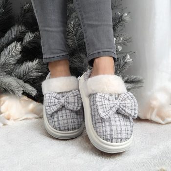 Chaussons fourrés bleu et blanc en tissu à carreaux avec noeud