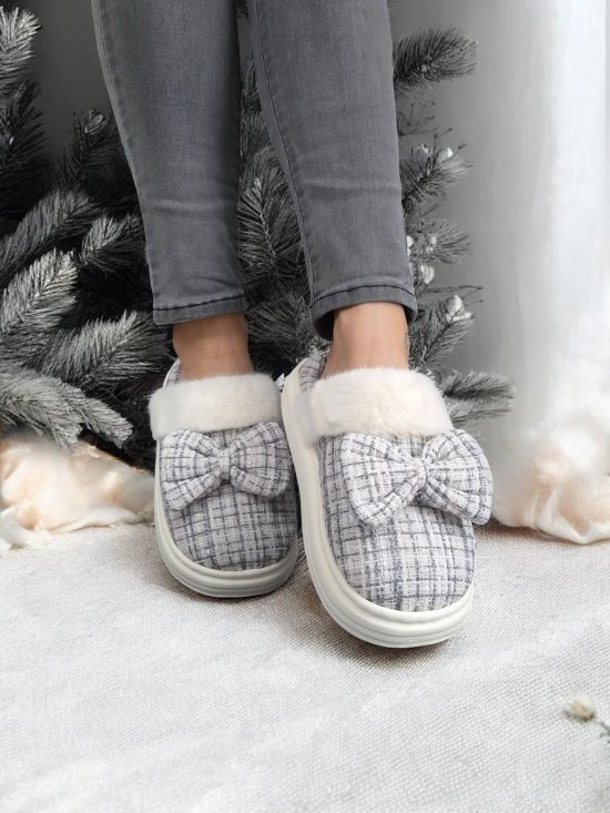 Chaussons fourrés bleu et blanc en tissu à carreaux avec noeud