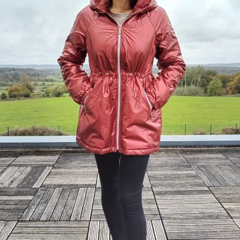 Attrait Paris - Manteau mi-long imperméable fourré resserrable à la taille rouge bordeaux