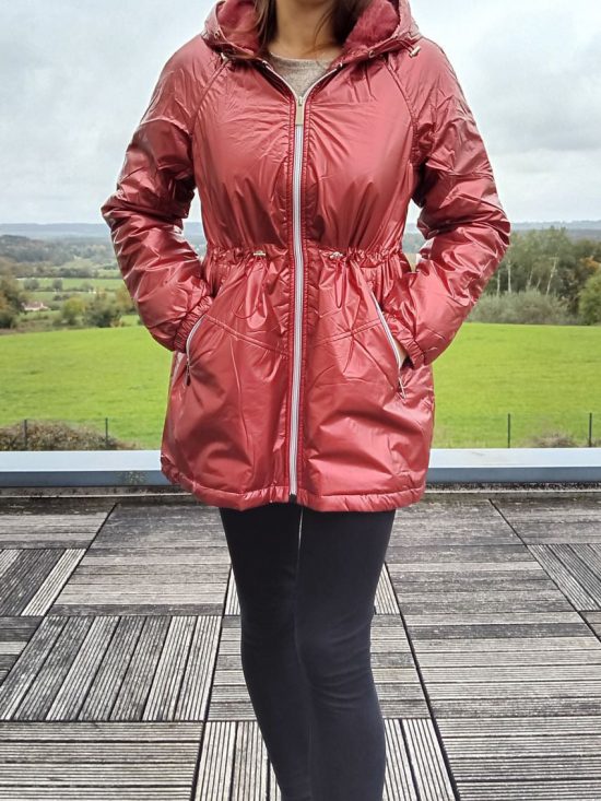 Attrait Paris - Manteau mi-long imperméable fourré resserrable à la taille rouge bordeaux