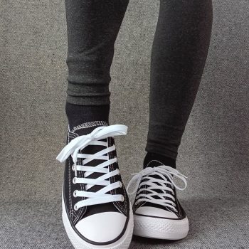 Chaussures baskets basses noir et blanc style converse