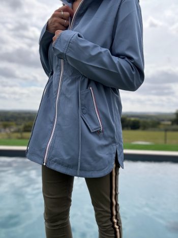 New Lolo - Manteau mi long deperlant léger bleu clair capuche intérieur marin rayé bleu clair blanc - Curvy – Image 7