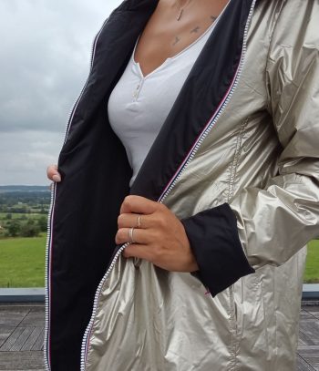Laura Jo - Imperméable réversible long mi-saison garnissage ouate couleur noir / doré - Curvy – Image 14