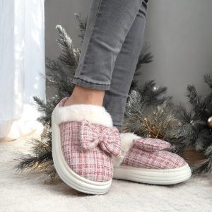 Chaussons fourrés rouge et blanc en tissu à carreaux avec noeud