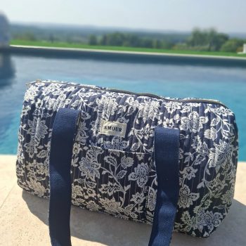 Sac polochon en coton matelassé liberty fleuri toile de jouy bleu marine et blanc