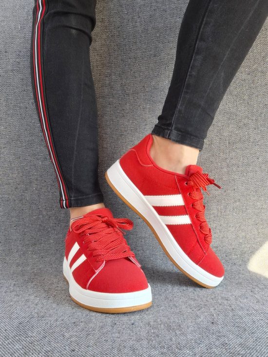 Chaussures baskets basses rouges avec bandes blanches style campus
