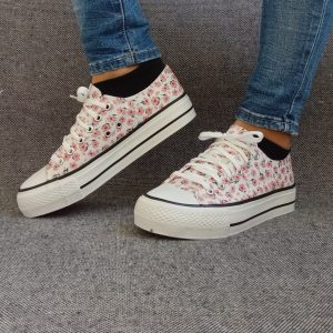 Chaussures baskets basses motifs liberty fleurs roses en tissu style converse