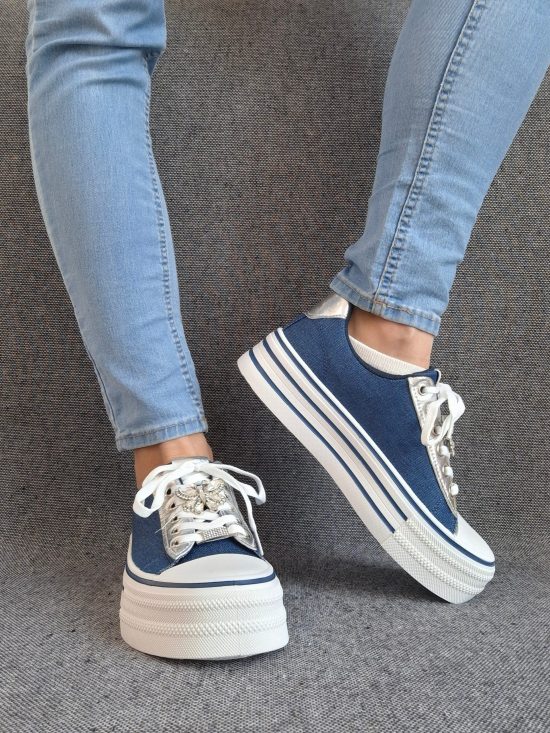 Chaussures baskets basses semelle compensée simili bleu effet jean et blanc style converse