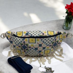 Sac banane XL tissu toile blanc bleu motif géométriques boheme avec franges