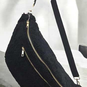 Sac banane XXL tissu toucher peluche deux poches noir
