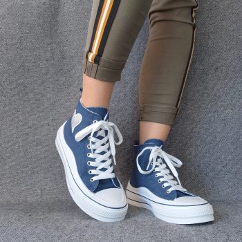 Chaussures baskets hautes bleu marine avec motif cœur argenté style converse