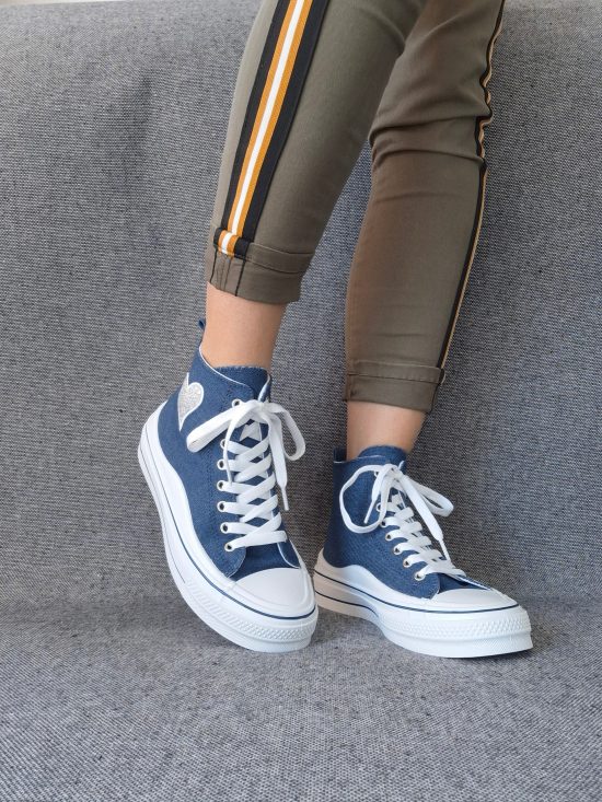 Chaussures baskets hautes bleu marine avec motif cœur argenté style converse