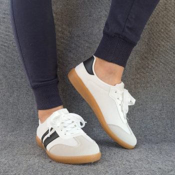 Chaussures baskets plates blanches avec bandes noires style sneakers