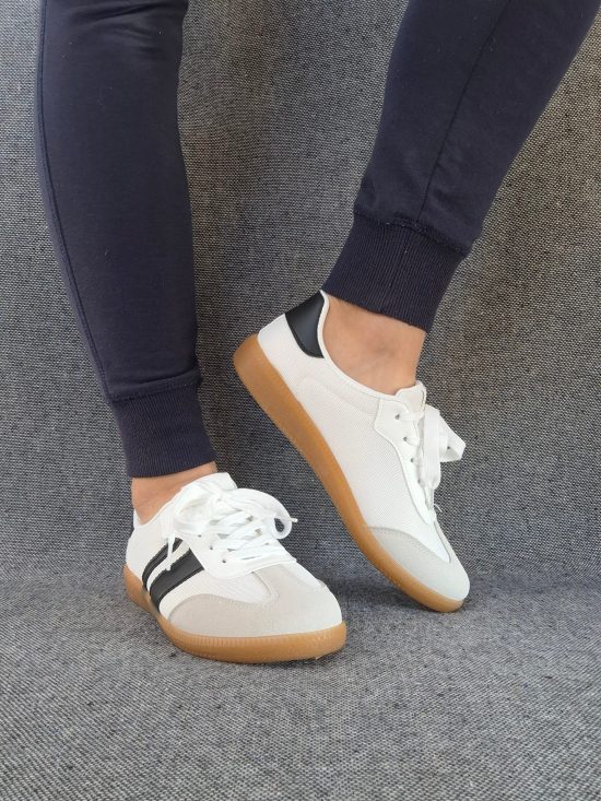 Chaussures baskets plates blanches avec bandes noires style sneakers