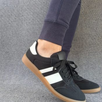 Chaussures baskets plates noires avec bandes blanches style sneakers
