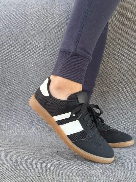 Chaussures baskets plates noires avec bandes blanches style sneakers