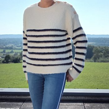 Pull fond blanc double rayures bleu marine et doré avec boutons dorés encolure