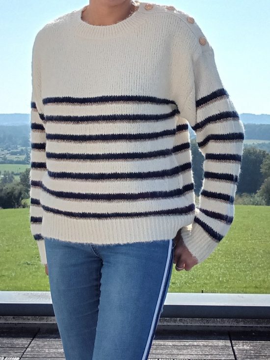 Pull fond blanc double rayures bleu marine et doré avec boutons dorés encolure