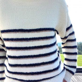 Pull fond blanc double rayures bleu marine et doré avec boutons dorés encolure