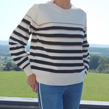 Pull fond blanc larges rayures noires avec fines rayures dorées