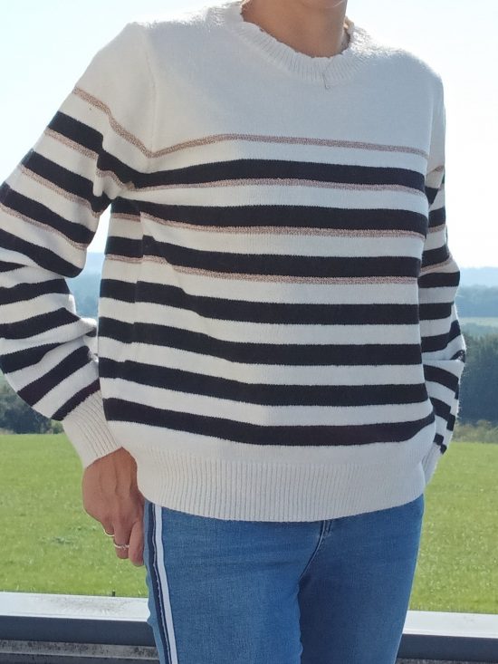 Pull fond blanc larges rayures noires avec fines rayures dorées