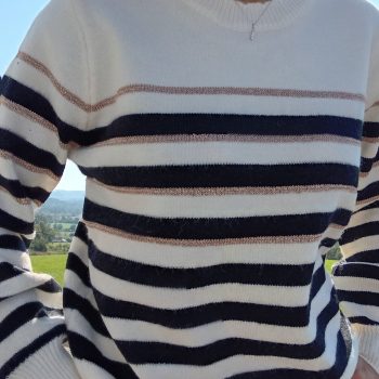Pull fond blanc larges rayures noires avec fines rayures dorées